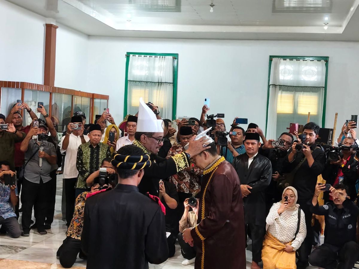 Kunjungan ke Tidore, Fadli Zon Diberi Gelar adat Oleh Sultan Tidore Husain Sjah